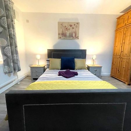 Deluxe 1-Bedroom Serviced Apartment Sleeps 4 For Short Or Long Stay Gillingham  Exterior photo
