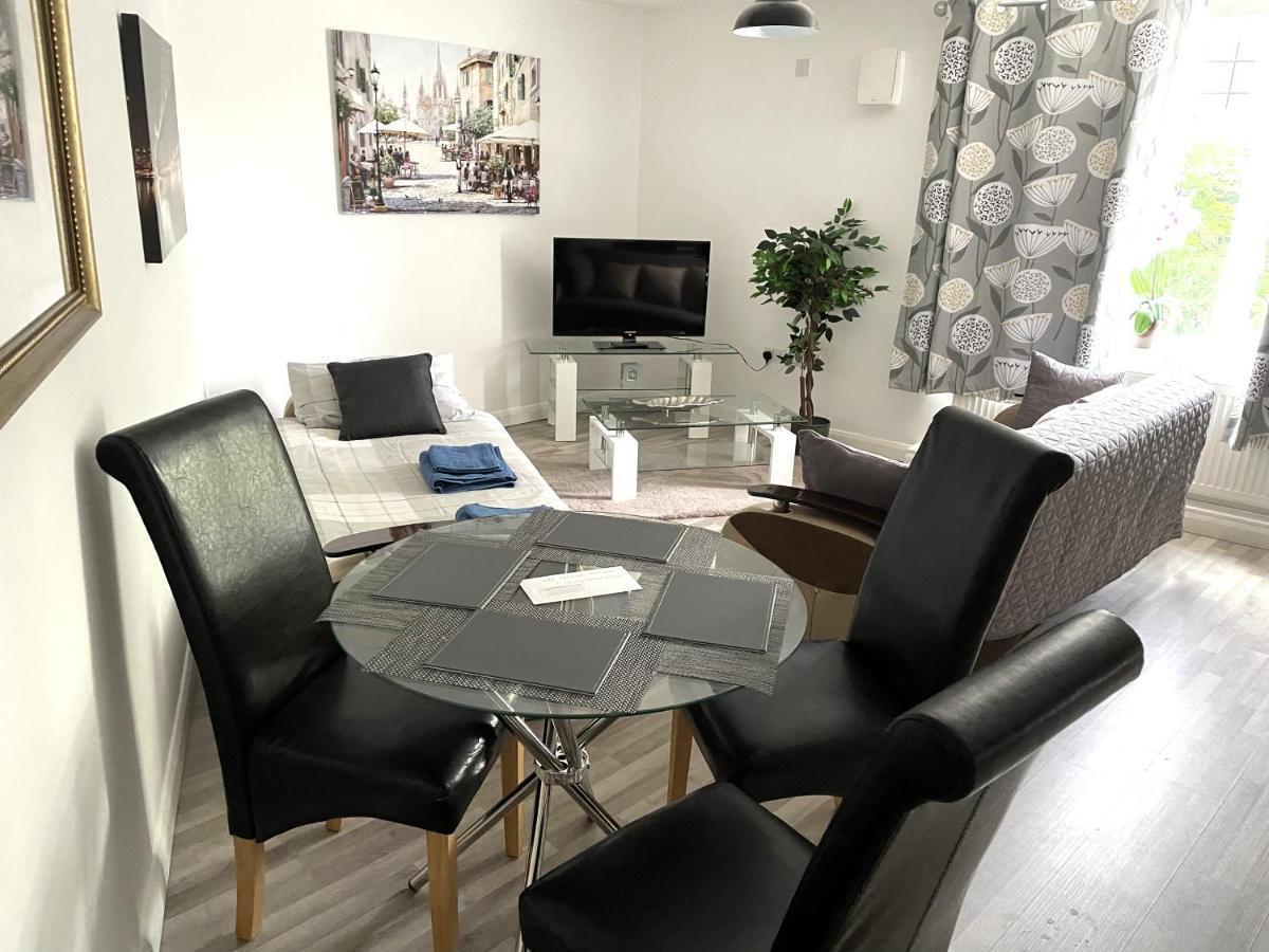 Deluxe 1-Bedroom Serviced Apartment Sleeps 4 For Short Or Long Stay Gillingham  Exterior photo