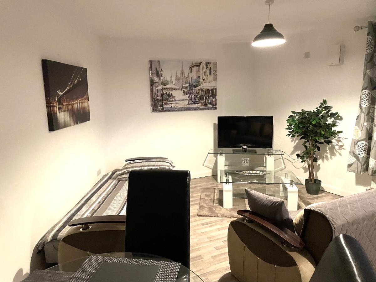 Deluxe 1-Bedroom Serviced Apartment Sleeps 4 For Short Or Long Stay Gillingham  Exterior photo