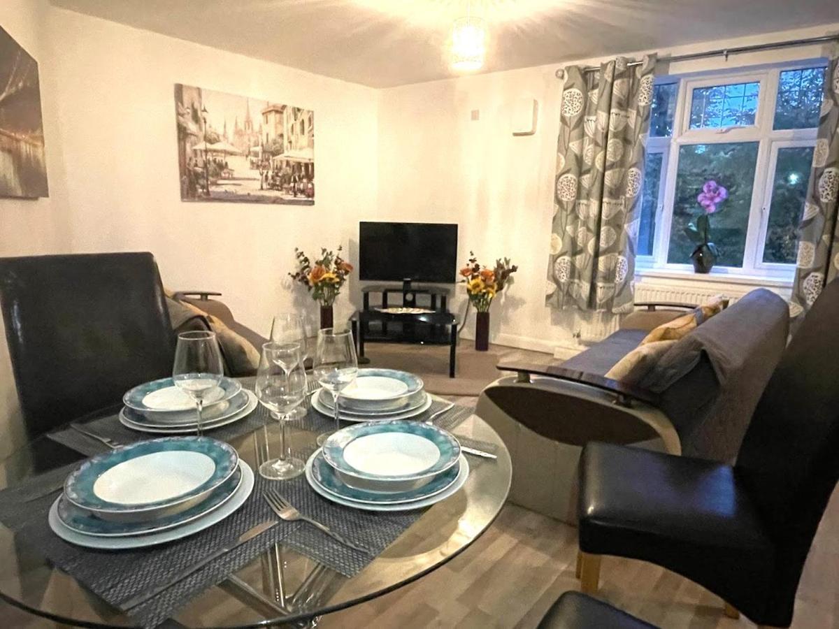 Deluxe 1-Bedroom Serviced Apartment Sleeps 4 For Short Or Long Stay Gillingham  Exterior photo