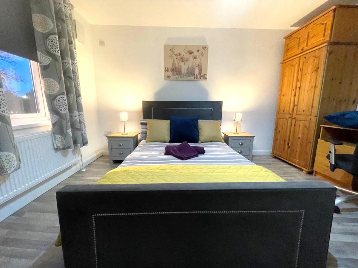 Deluxe 1-Bedroom Serviced Apartment Sleeps 4 For Short Or Long Stay Gillingham  Exterior photo