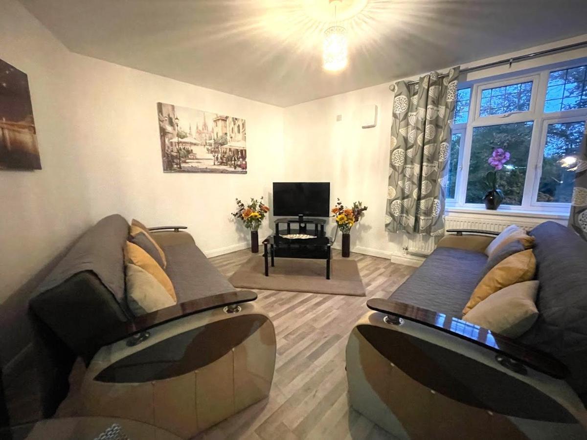 Deluxe 1-Bedroom Serviced Apartment Sleeps 4 For Short Or Long Stay Gillingham  Exterior photo
