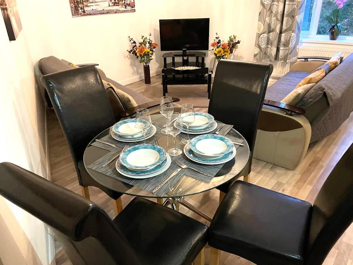 Deluxe 1-Bedroom Serviced Apartment Sleeps 4 For Short Or Long Stay Gillingham  Exterior photo